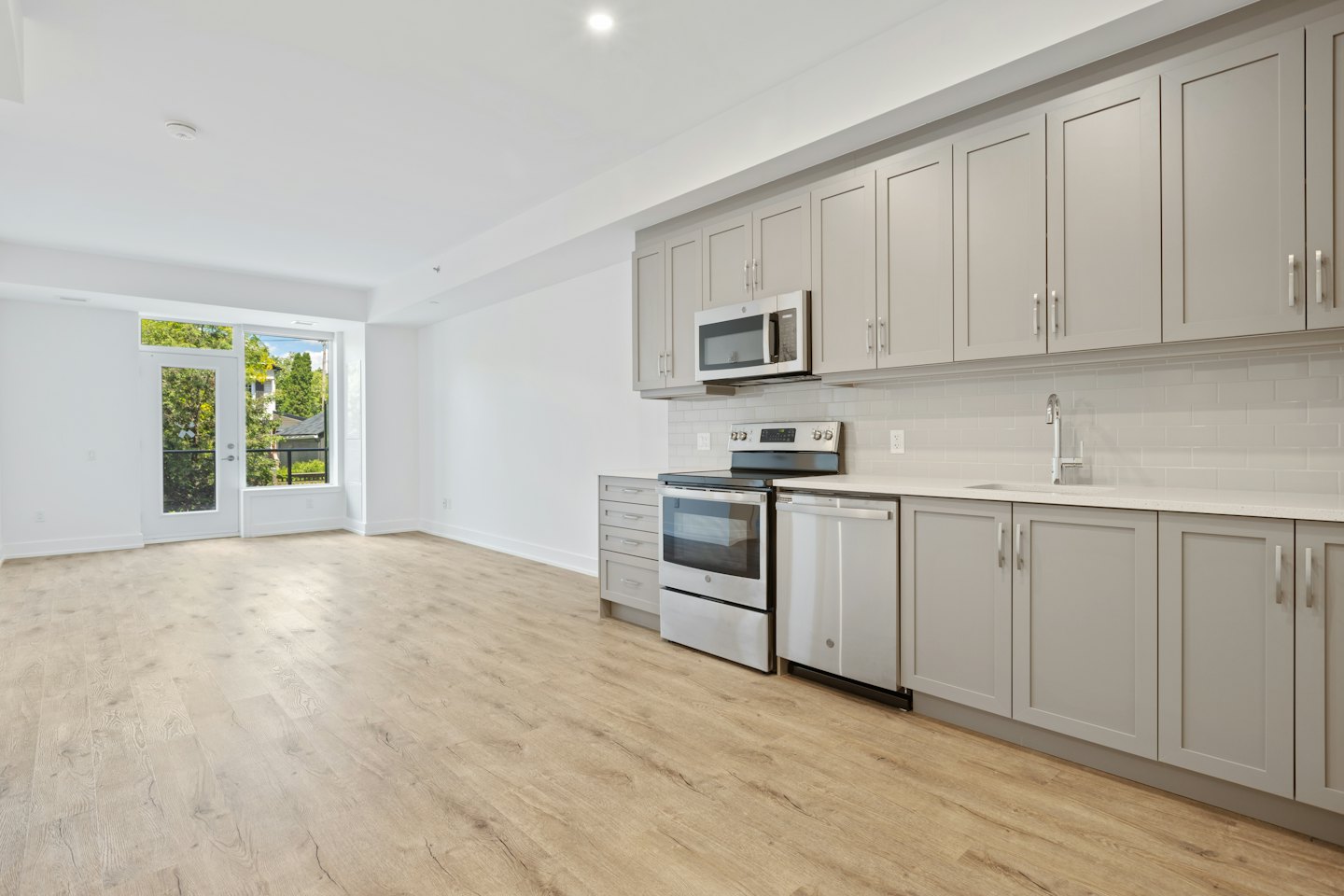 Mutfaklı ve balkonlu modern, eşyasız daire.