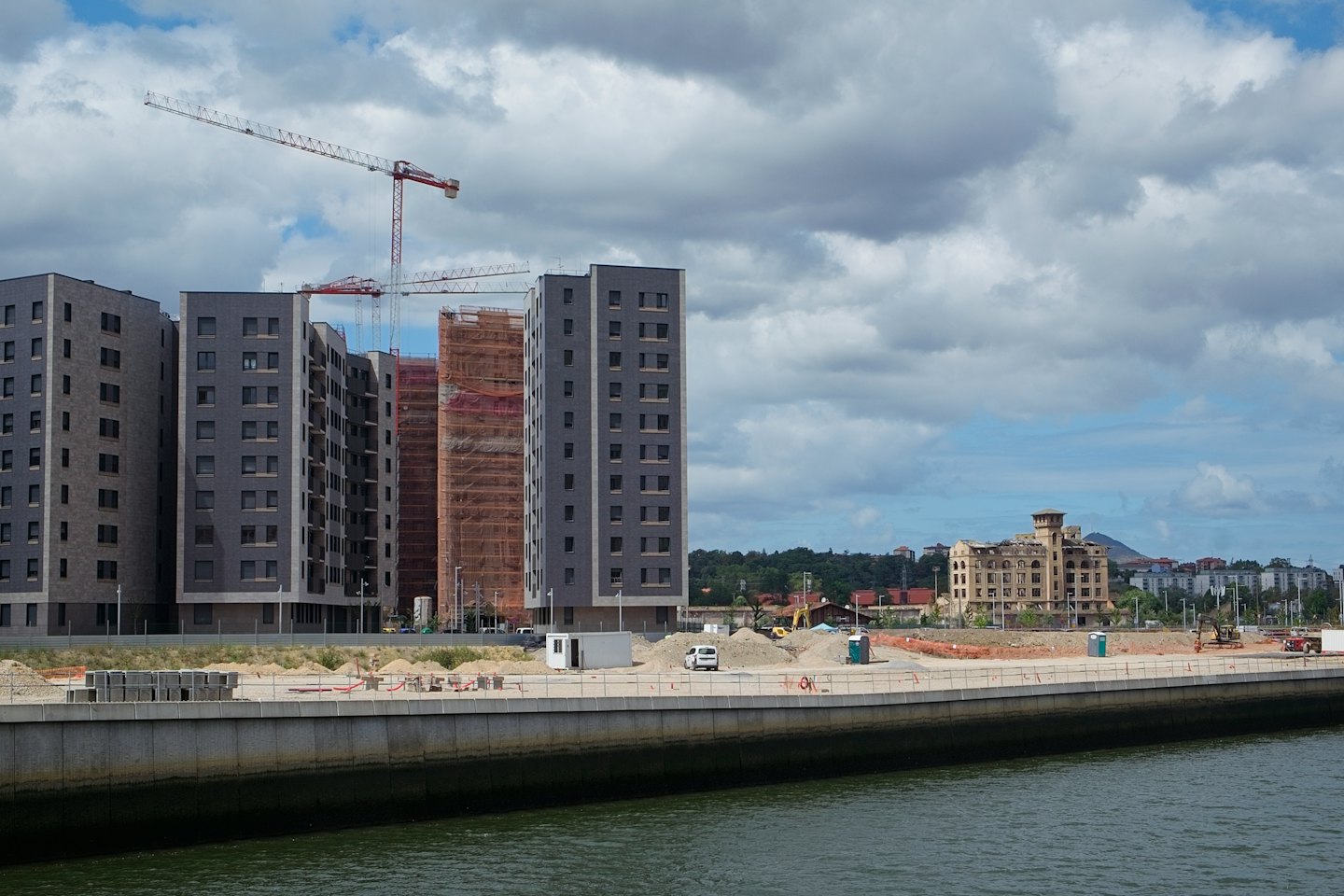 Sahil boyunca inşaat halinde modern apartman binaları.