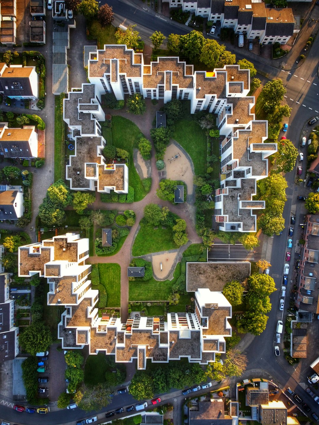 Merkezi yeşil avlusu ve yolları olan modern konut sitesi.