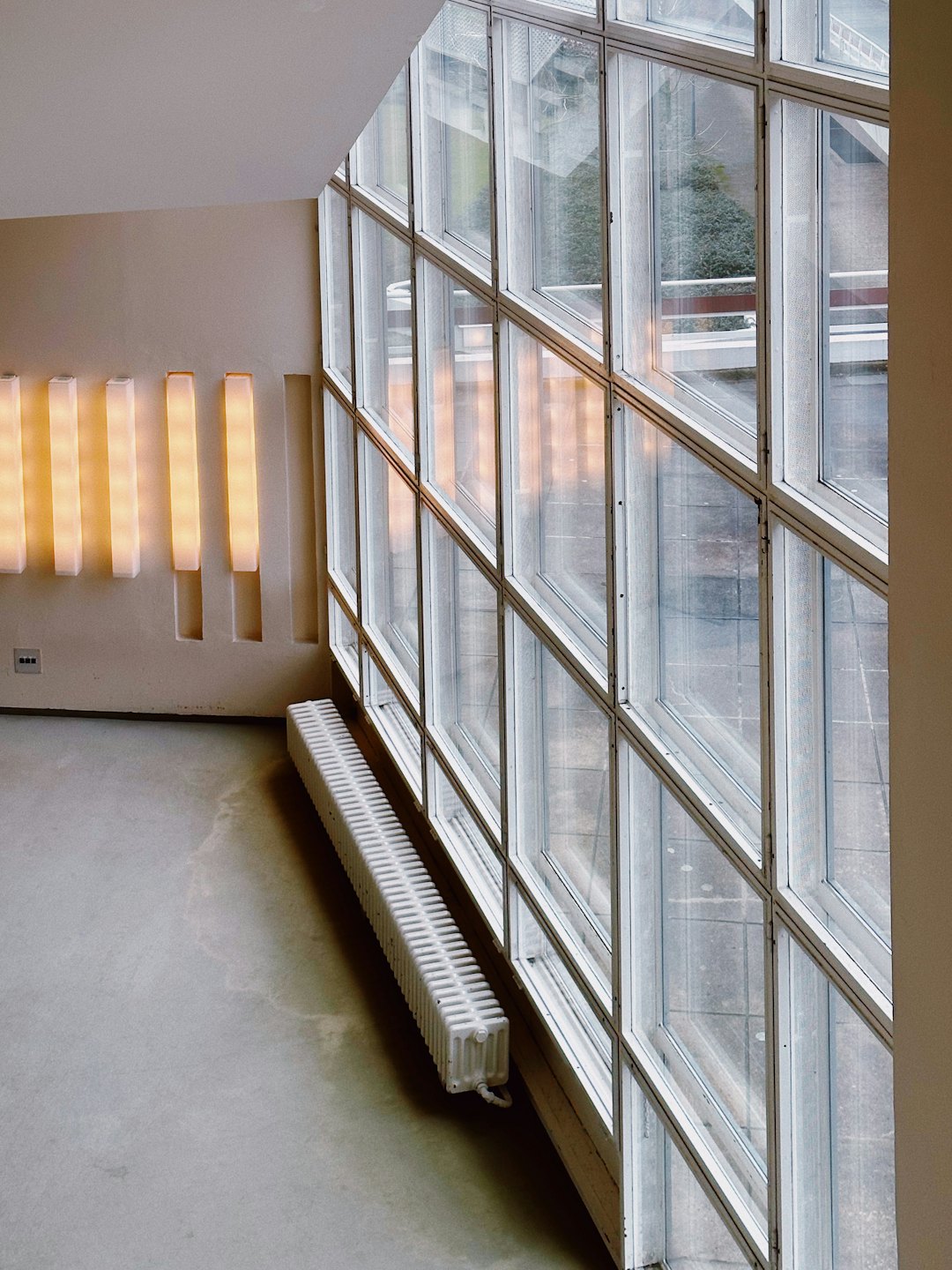 Şehir manzaralı, tavandan tabana pencerelere sahip modern ofis.